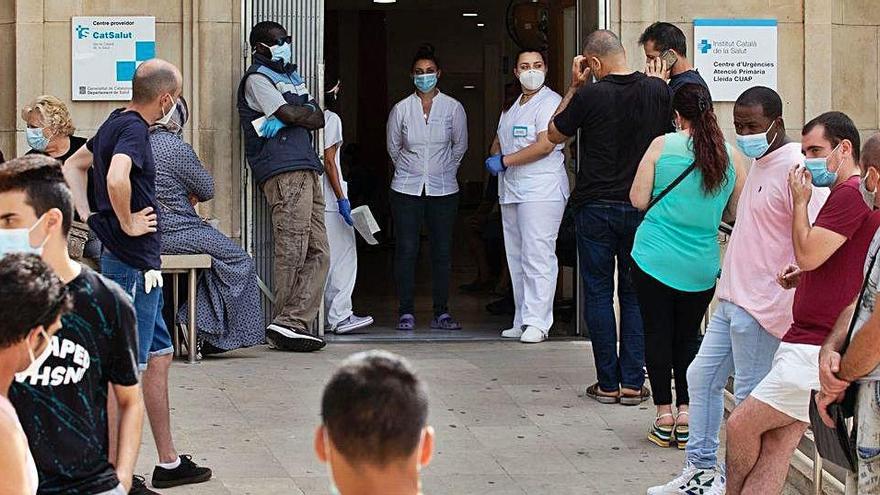 Pacients esperant ser atesos davant del CAP Prat de la Riba de Lleida