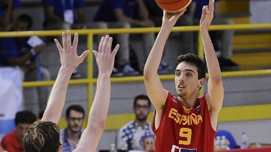 Marc Garcia tira un triple amb la selecció sub-20.