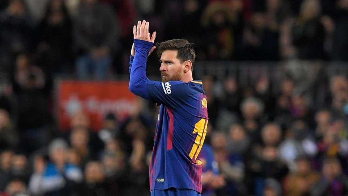 Messi aplaudiendo al Camp Nou