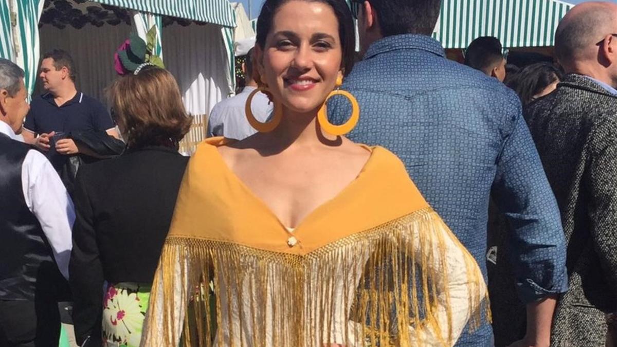 Inés Arrimadas, vestida de flamenca en la Feria de Abril de Barcelona, este domingo.