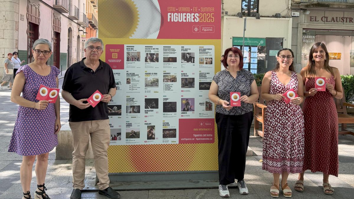 Imma Parada (cap de Comunicació de la Fundació Gala-Salvador Dalí), Josep Maria Bernils (regidor d'Equipaments Escènics i Cultura Popular), Mariona Seguranyes (regidora de Cultura i Turisme Cultural), Lina Godoy (tècnica de Turisme) i Aina Baig (directora dels equipaments escènics), aquest dimecres a la Rambla.