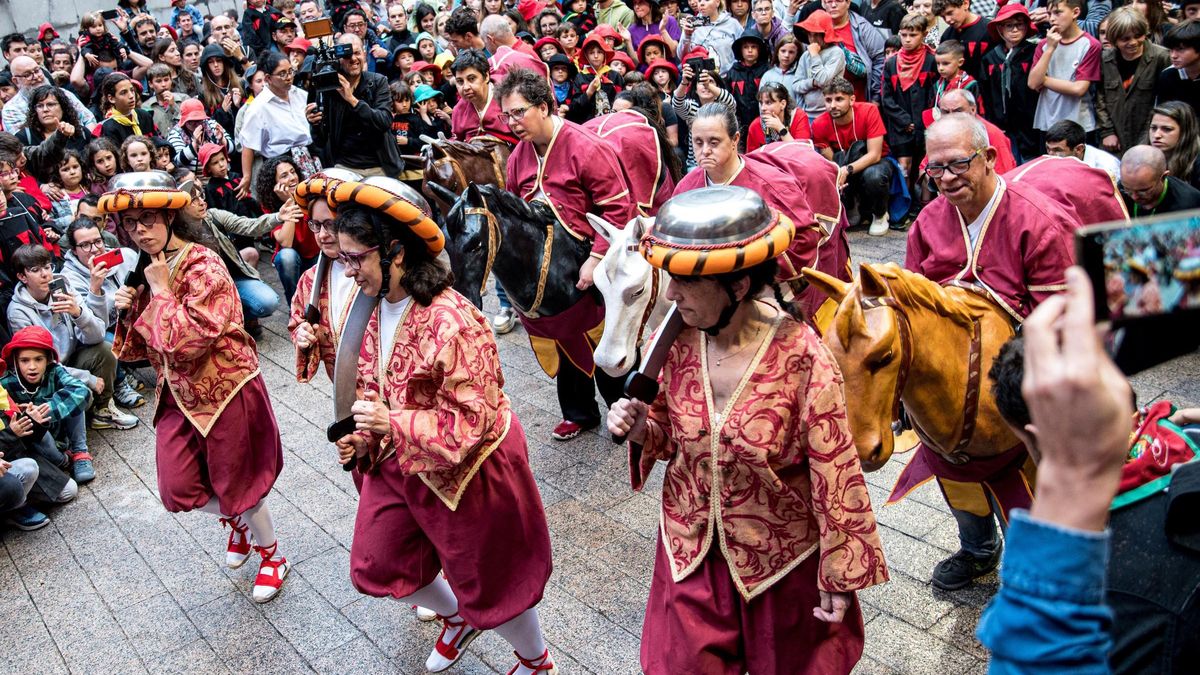 Salt de turcs i cavallets a la Patum de la Llar a la plaça de Sant Pere, aquest Corpus