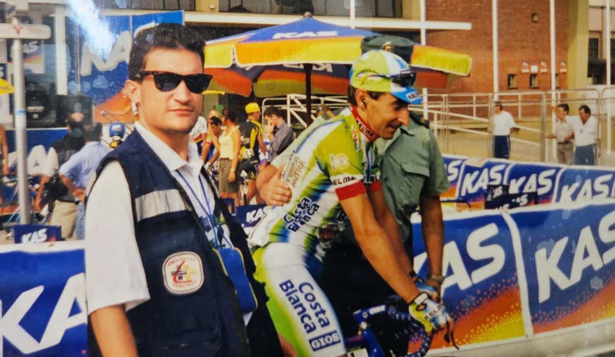 Miguel Torre, junto a Escartín, en la primera subida al Angliru de la Vuelta a España. En los círculos, arriba, a la derecha, atendiendo al ciclista oscense tras caerse en esa etapa; abajo, a la izquierda, con Fernando Astorki, médico de la Vuelta durante muchos años. | LNE