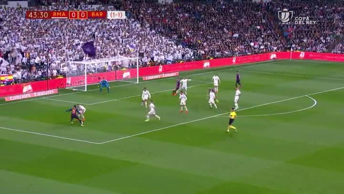 Carvajal tuvo que llamar a Boateng para encontrar su cadera tras el regate de Dembélé