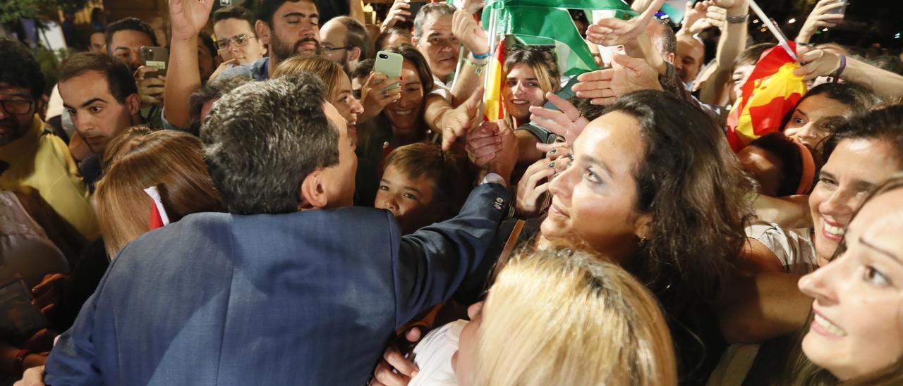 Juanma Moreno celebra la victoria del PP en las elecciones andaluzas.