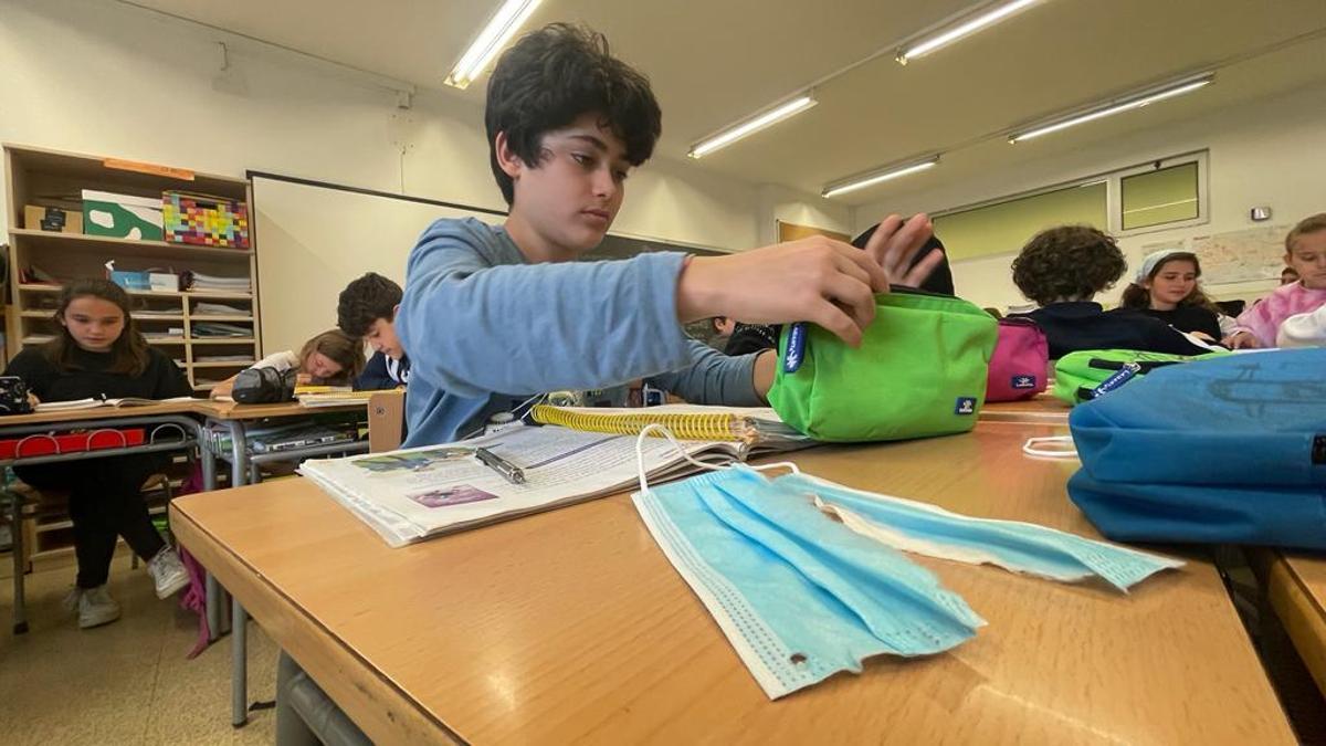 Un niño se dispone a empezar la clase, ya sin mascarilla, en la escuela Diputació de Barcelona.