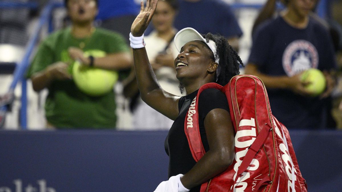 Venus Williams se despide del público, tras caer en segunda ronda ante Frech, en el Citi Open de Washington