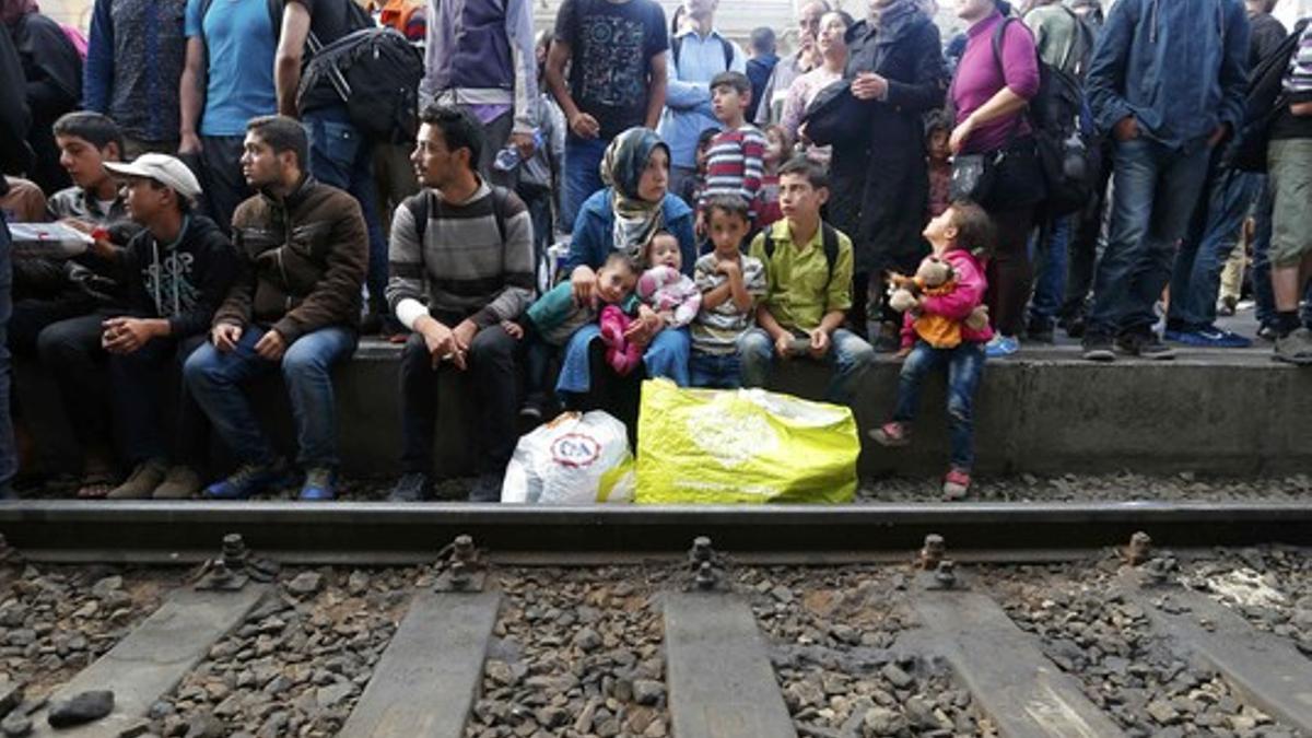 Un grupo de inmigrantes espera al próximo tren en un andén de la estación de Keleti, Hungría.