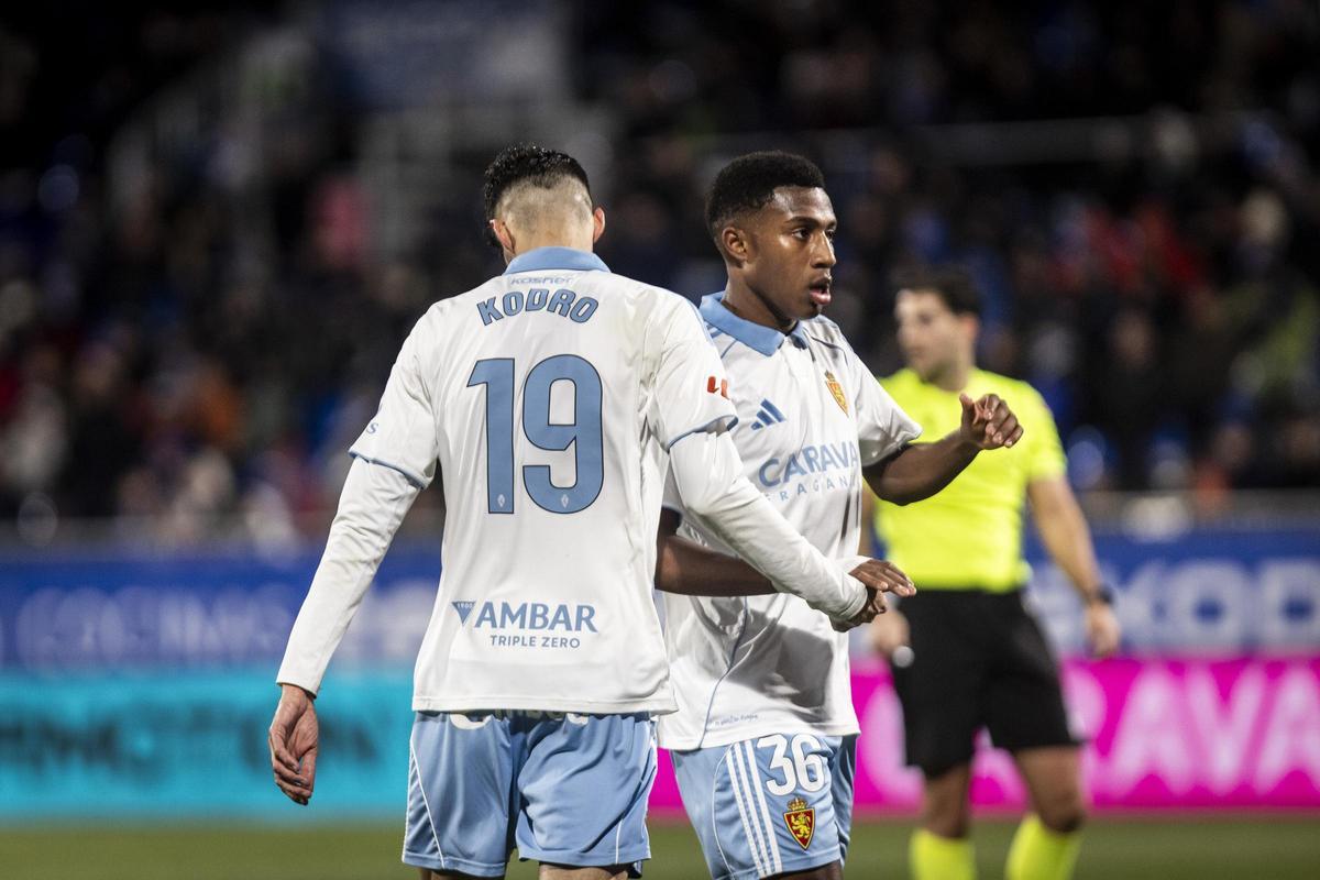 Álex Gomes se saluda con Kodro durante el encuentro ante el Castellón.