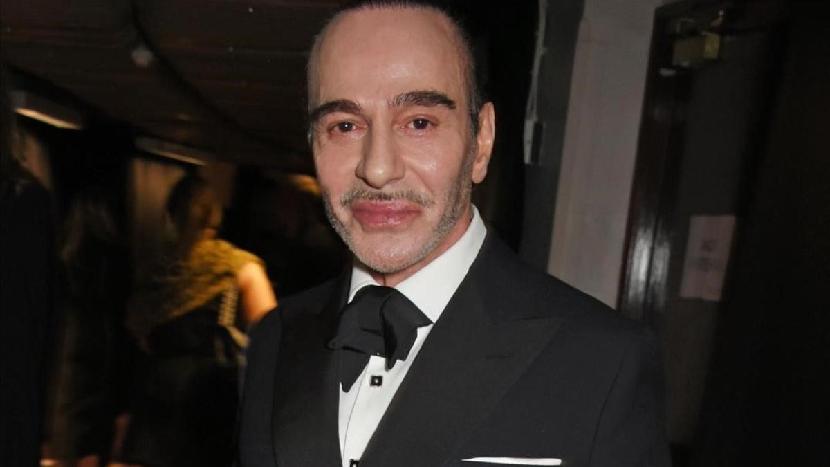 zentauroepp55899943 london  england   december 04   john galliano poses backstag201117163750