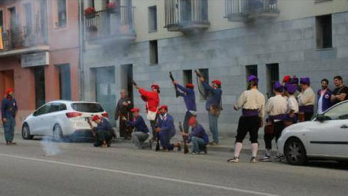 Un grupo de 'trabucaires' lanzan salvas bajo el balcón del concejal del PP Jaume Gelada, el pasado 17 de agosto, en Cardedeu.