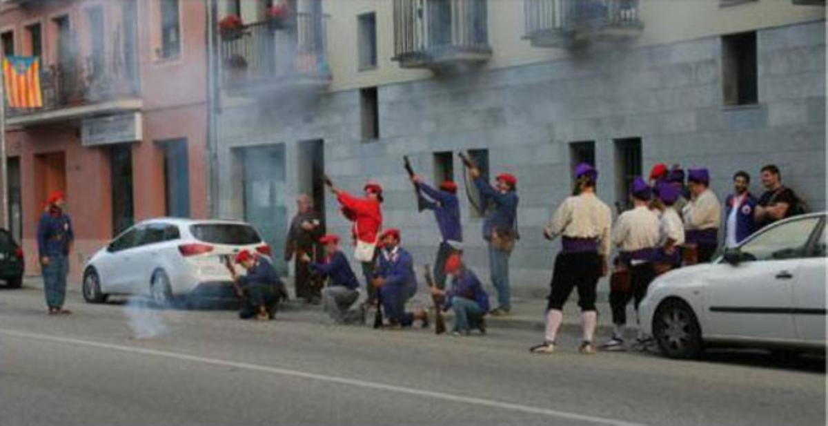 Un grup de trabucaires llancen salves sota el balcó del regidor del PP Jaume Gelada, el 17 d’agost passat, a Cardedeu.