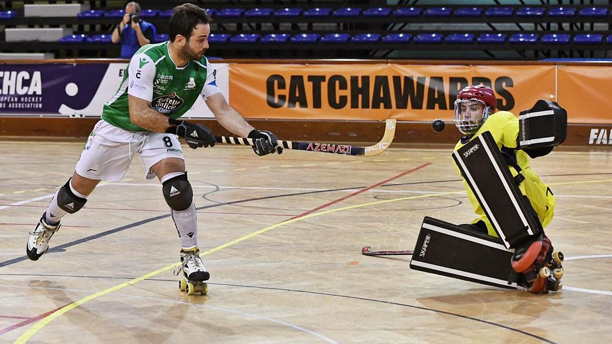 David Torres, frente al portero del Benfica, Pedro Henriques, en el partido de ayer en Luso de la Liga Europea. |  // HOCKEYGLOBAL