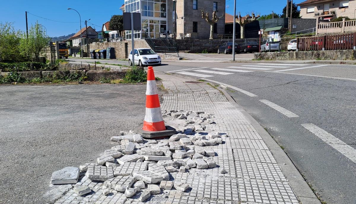 Estado de un tramo de la acera de la PO-250 en la zona de Reboreda, junto al centro cultural.