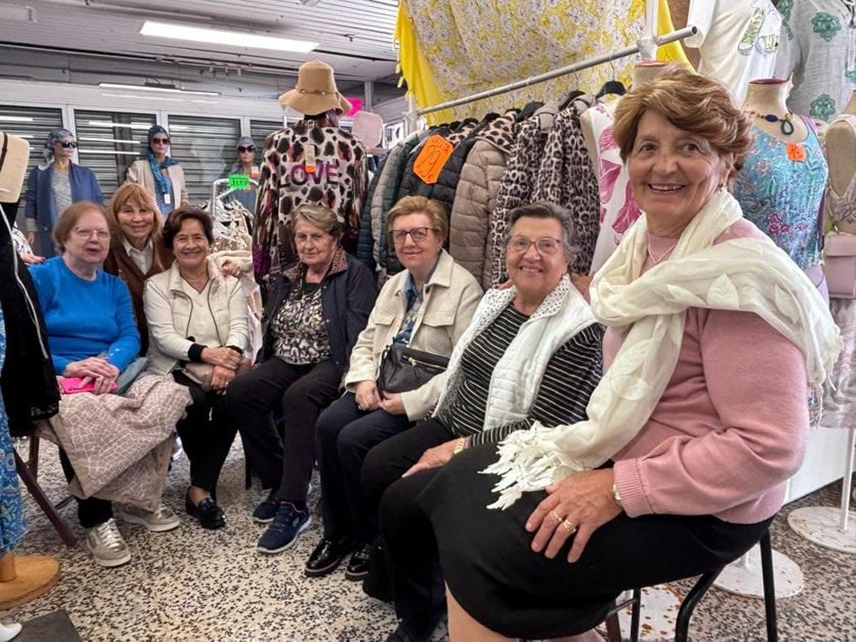 Antònia Santandreu, de 82 años (derecha), junto con sus allegadas y amigas en el interior de su tienda 'Isabel'.