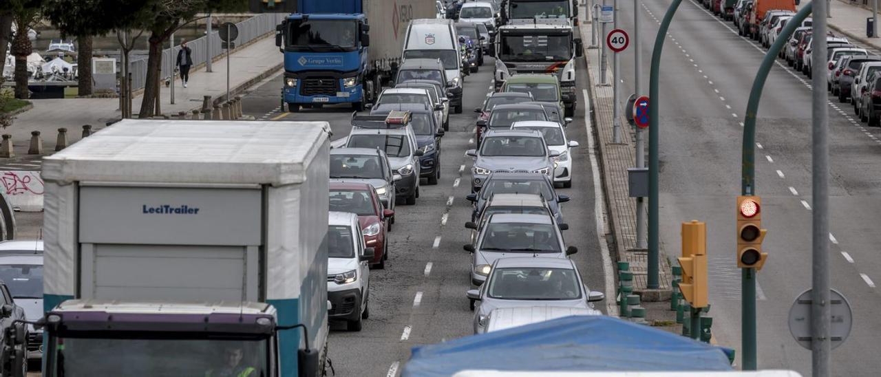 Los camioneros colapsaron el paseo Marítimo para protestar por la subida del combustible