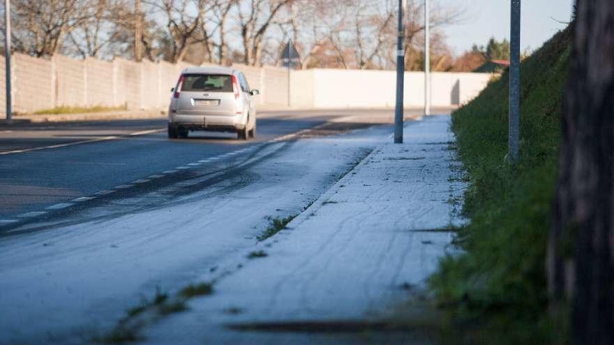 Hielo, todavía presente al mediodía de ayer en una acera a la sombra en la calle San Paio. // Bernabé/Cris M.V.