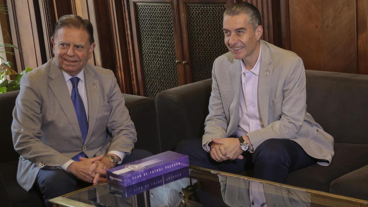 Alfredo Canteli,  a la izqueirda, y Martín Peláez, durante un encuentro que mantuvieron en el Ayuntamiento.