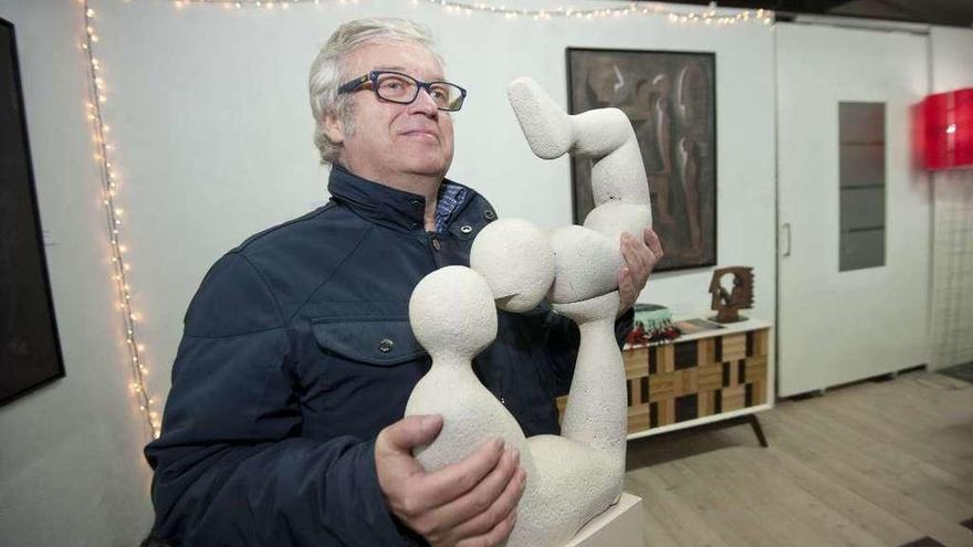 El artista Julio Sanjurjo posa con una de sus esculturas en Bomble.