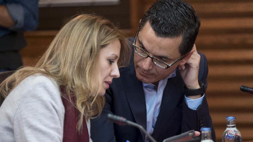 La consejera de Hacienda, Rosa Dávila, y el vicepresidente, Pablo Rodríguez, ayer en el Consejo de Gobierno.