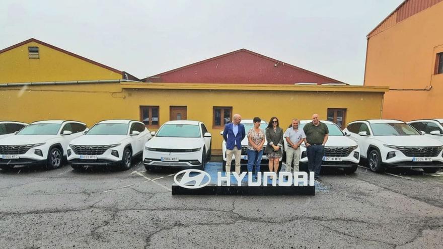 Momento de la presentación de los nuevos vehículos en presencia de la consejera insular Blanca Pérez.