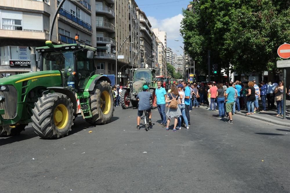 La Gran Vía de Murcia, paralizada por los agricultores