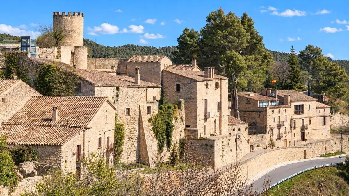 El pueblo medieval más bonito de Cataluña es todavía un desconocido: esconde un árbol monumental de 9 metros de altura y es Bien de Interés Cultural