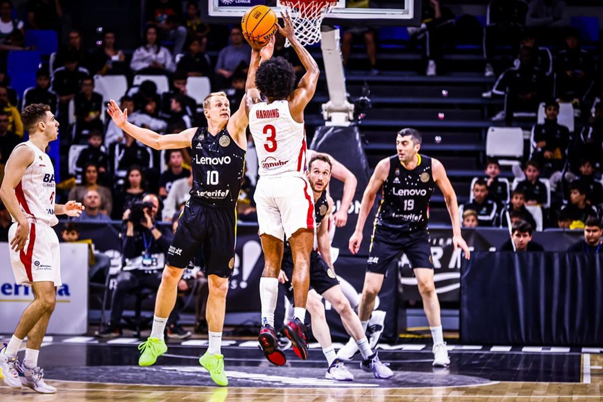 Marce recibe una ayuda de Sasu Salin en un tiro de Jerrick Harding en el choque del miércoles