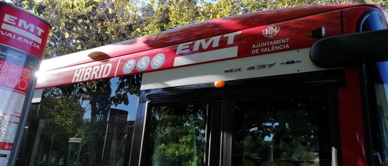 Imagen de un autobús y de una parada de la EMT de València.