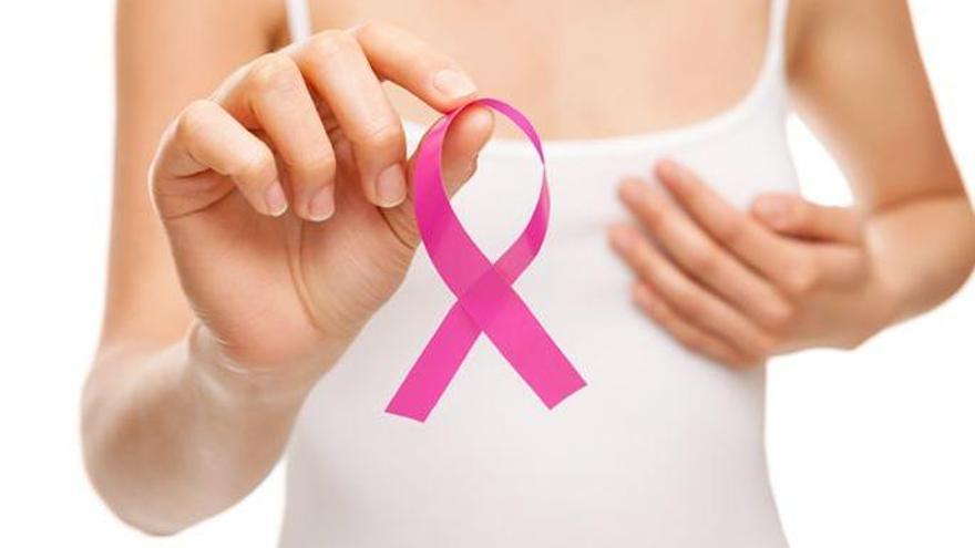 Lazo rosa que simboliza la lucha contra el cáncer de mama