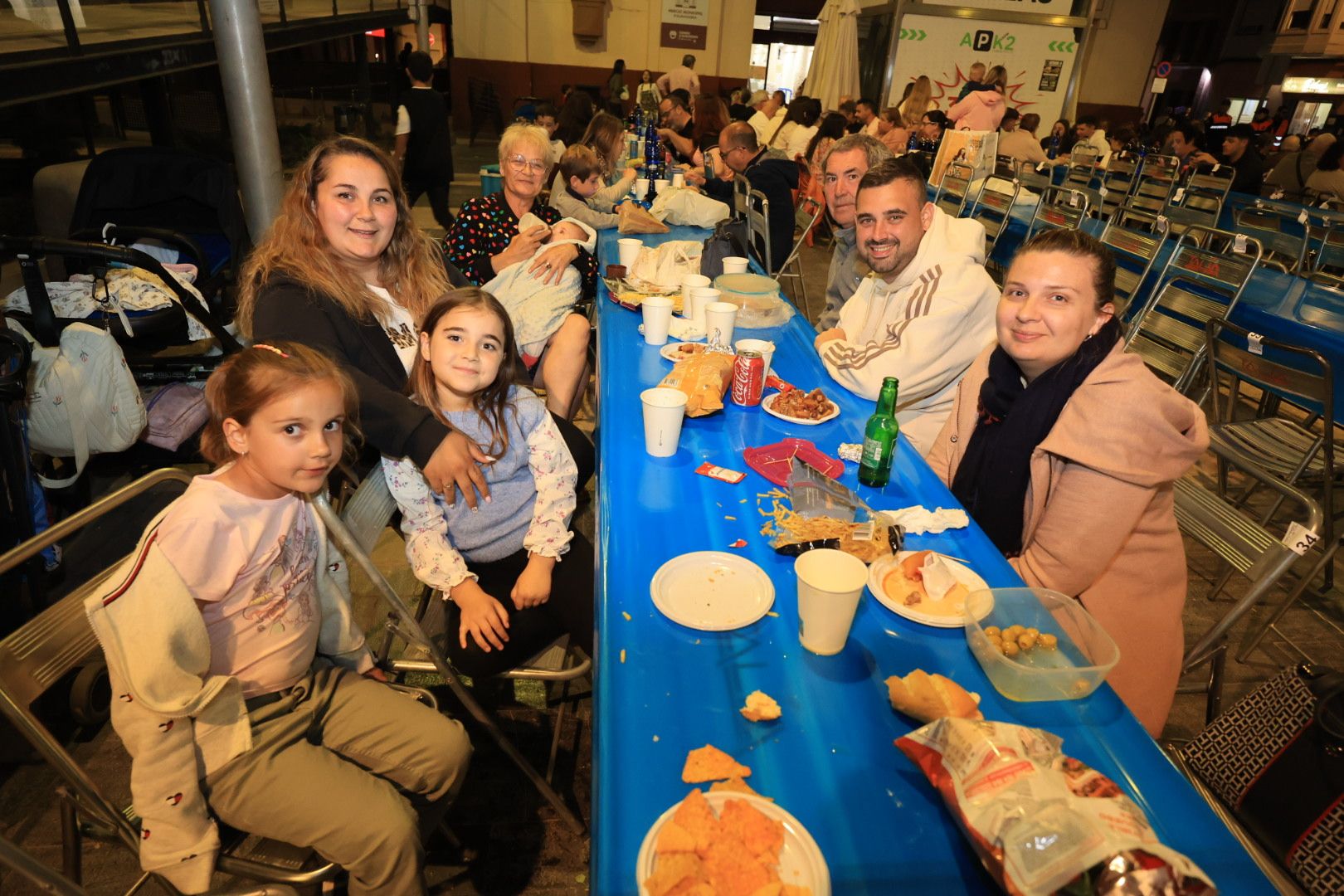 Búscate en la galería de fotos del 'sopar de pa i porta' en las fiestas de Almassora