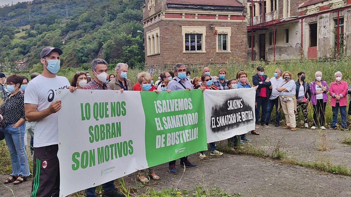 Participantes en la concentración de apoyo al antiguo sanatorio del poblado minero.