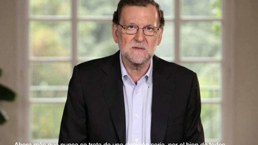 Mariano Rajoy, en el vídeo grabado en la Moncloa. // Efe