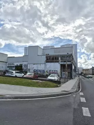 Oleiros fija el 15 de septiembre para la demolición del antiguo concesionario de Opel en Perillo