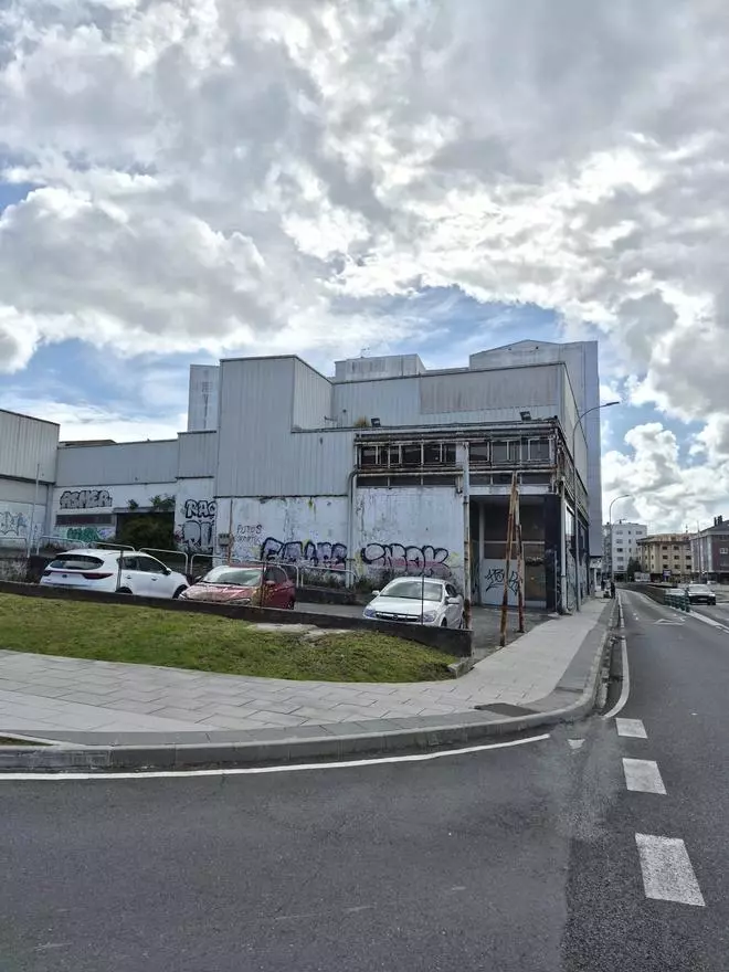 Oleiros fija el 15 de septiembre para la demolición del antiguo concesionario de Opel en Perillo