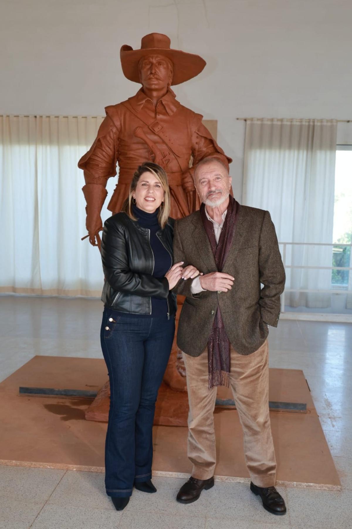 Pérez Reverte y Arroyo junto a la escultura