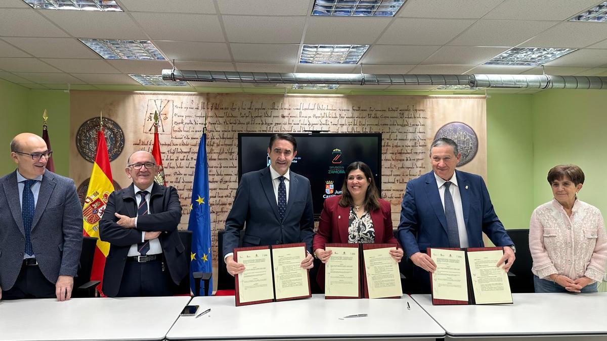 El acto de firma de convenio ha tenido lugar en el Ayuntamiento benaventano.