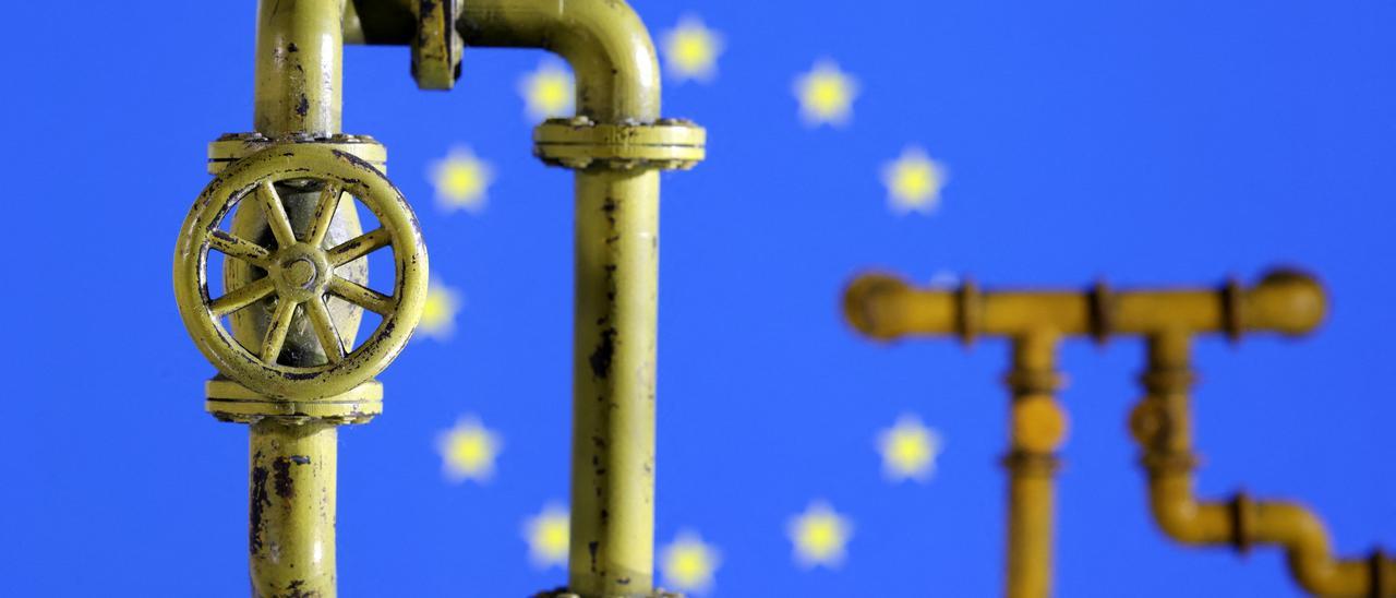 Una tubería de gas sobre una bandera de la Unión Europea.