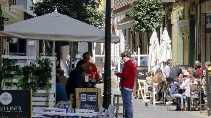 Una terraza en la calle Begoña.