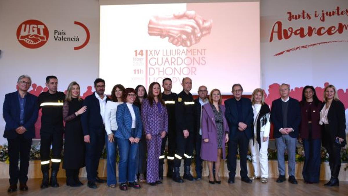Grupo de galardonados de la UME y Avelino Corma, con dirigentes de UGT-PV.