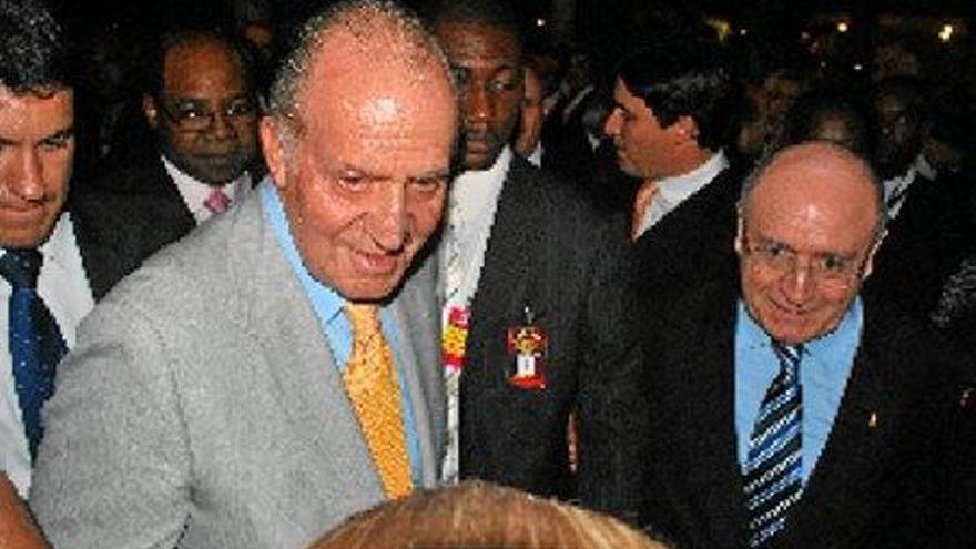 El Rey Don Juan Carlos visita el complejo hotelero acompañado por Abel Matutes.