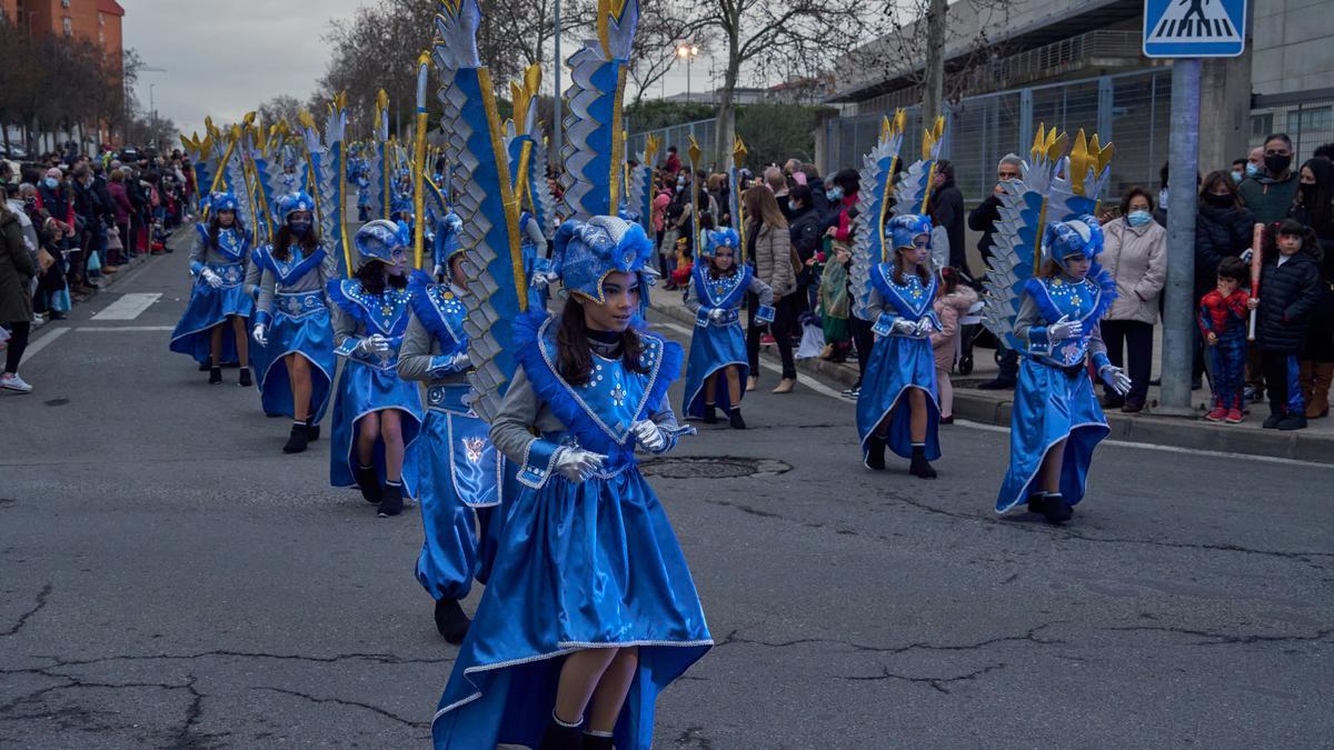 Imagen del desfile de comparsas celebrado en Cáceres, ayer por la tarde.