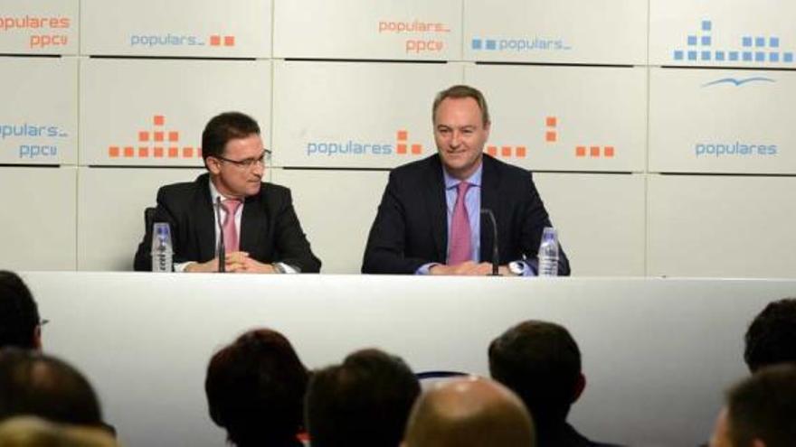 El presidente de la Generalitat, Alberto Fabra, junto a Serafín Castellano durante la reunión del comité ejecutivo del PP.