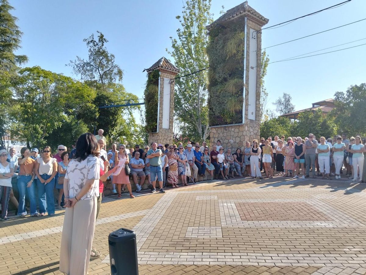 Rafi Crespín (PSOE) habla con los alrededor de 200 vecinos reunidos en Hornachuelos.