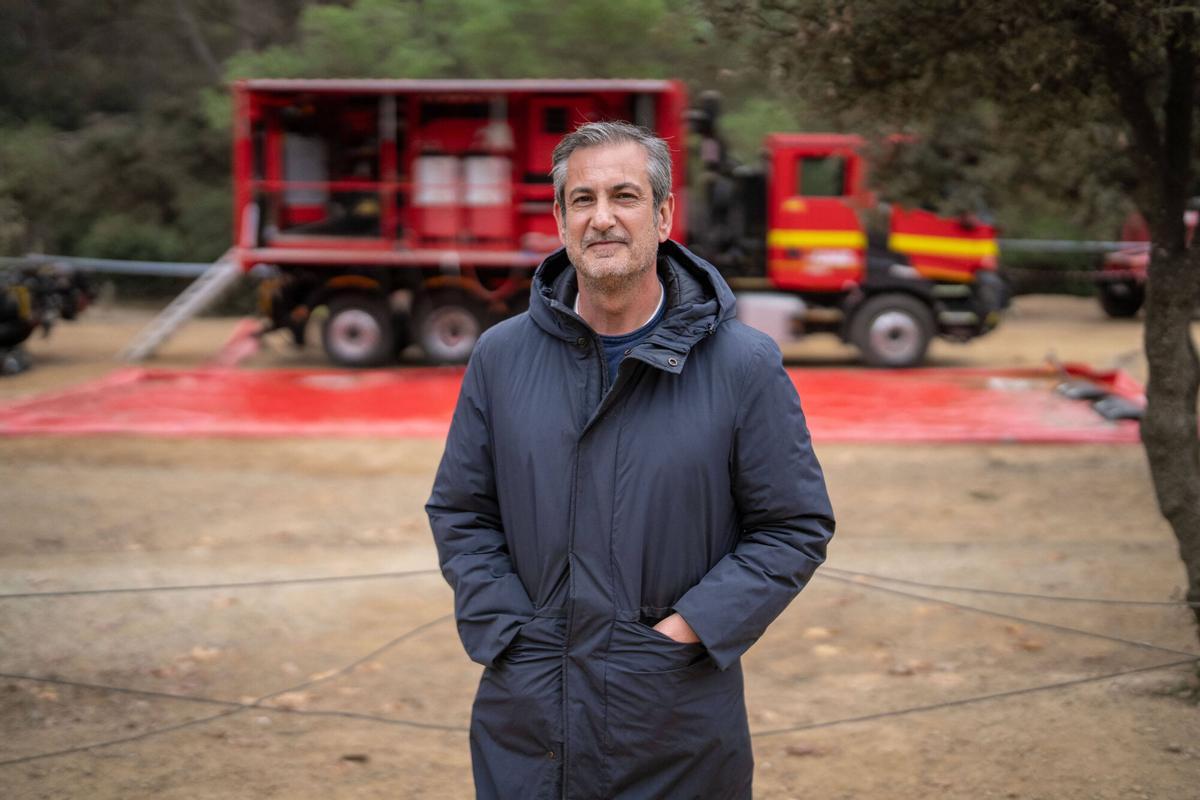 Cerdanyola del Vallès, 04/12/2025. SOCIEDAD. Francesc Ledera, vecino de la zona afectada, observa el dispositivo instalado junto al punto de desinfección principal de la UME, el más grande del operativo desplegado ante el brote de peste porcina africana en Collserola. Foto: Zowy Voeten / El Periódico