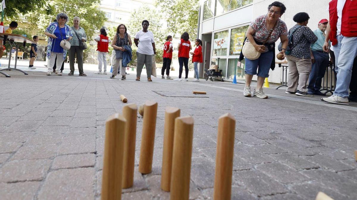 El juego de los bolos con piezas de madera.