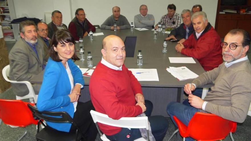 La sede del PSOE de Cieza acogió ayer la reunión de Gonzalez Veracruz con los afectados.