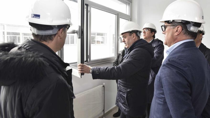 El conselleiro de Educación, Román Rodríguez, durante la visita a las obras del instituto de Soutomaior. / FdV