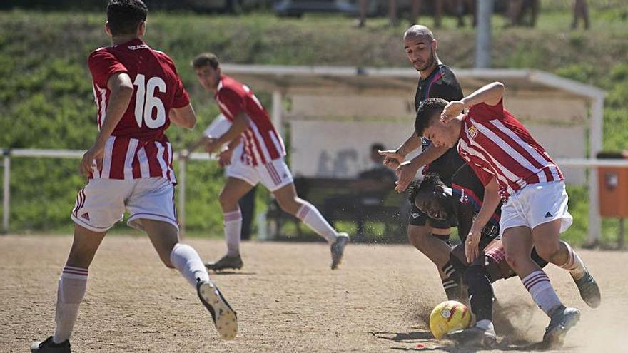 El migcampista del Sant Pau Abdou Aziz arrabassa una pilota | MIREIA ARSO