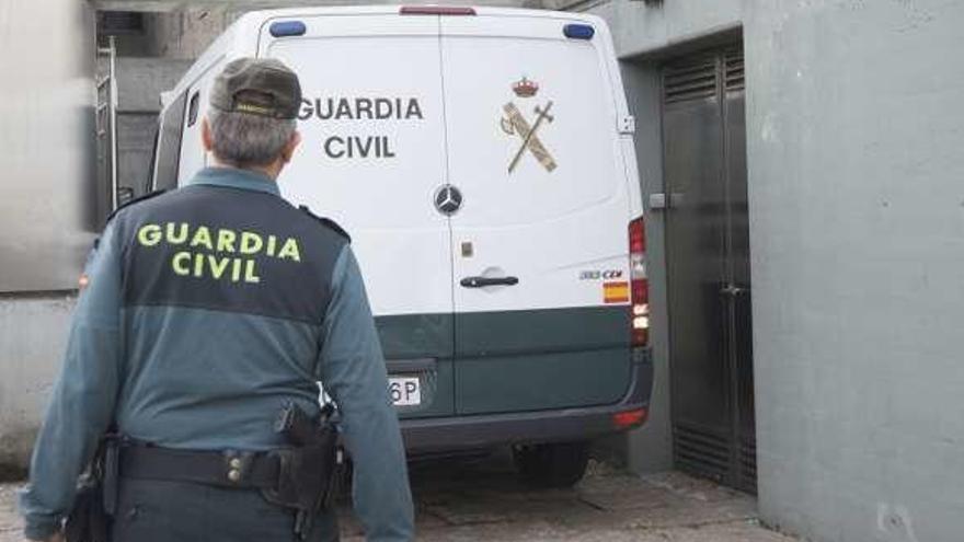 El furgón traslada al detenido en A Coruña ante el juez.